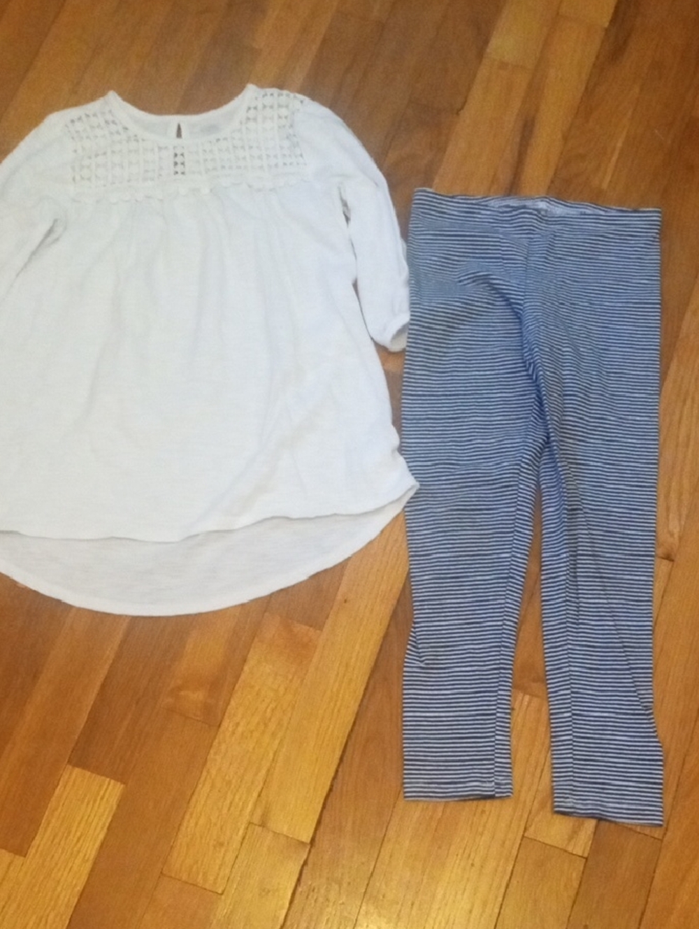 girl med white top with striped leggings